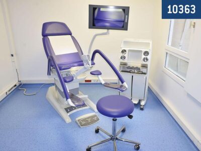 Station de travail gynécologique composée d'un fauteuil gynécologique d'un colposcope vidéo, d'un écran lcd, et d'un chariot à instruments linet borcad